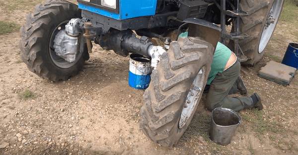 Замена масла в двигателе трактора